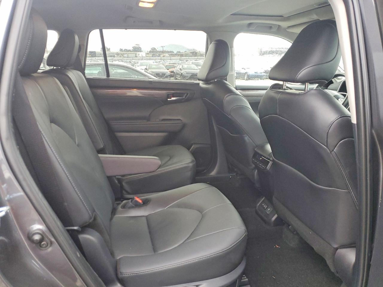 2025 Toyota Highlander Le - zdjęcie 11