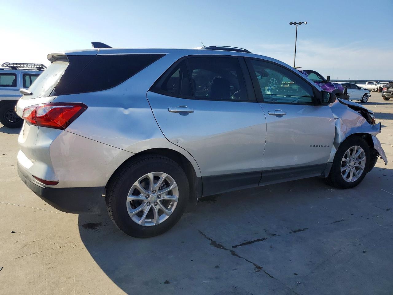 2021 Chevrolet Equinox Ls - zdjęcie 3