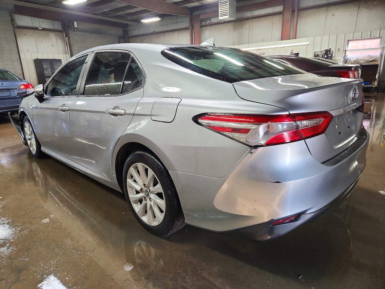 2020 Toyota Camry Le - zdjęcie 2