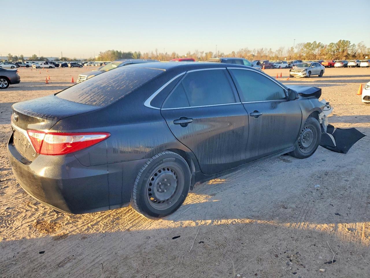 2016 Toyota Camry Le - zdjęcie 3