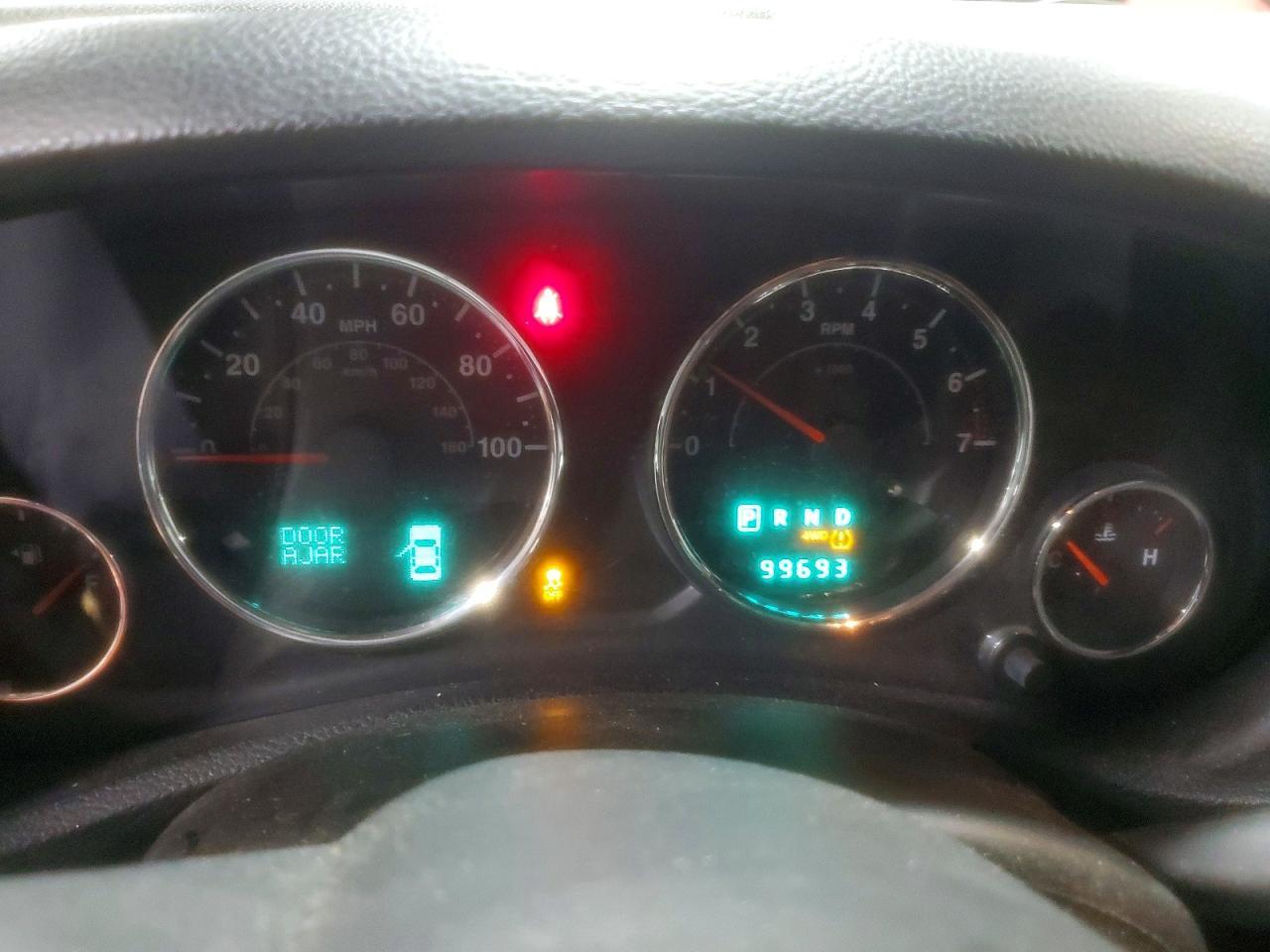 2014 Jeep Wrangler Unlimited Sahara - zdjęcie 9