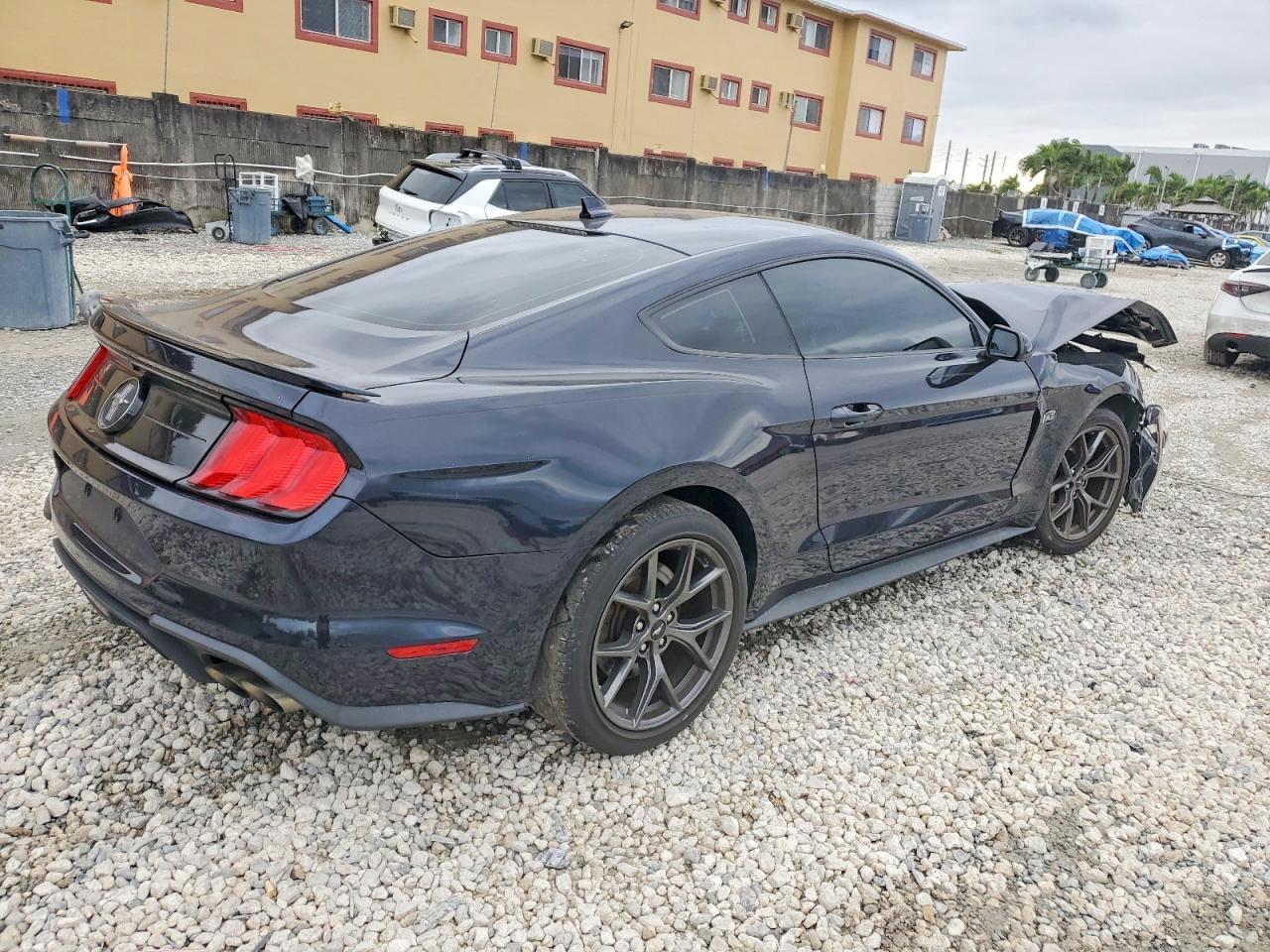 2021 Ford Mustang - zdjęcie 3