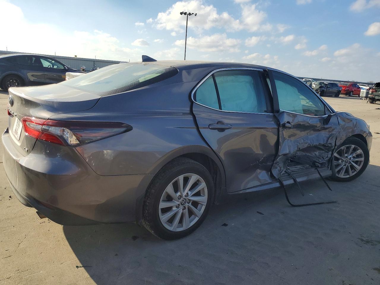 2024 Toyota Camry Le - zdjęcie 3