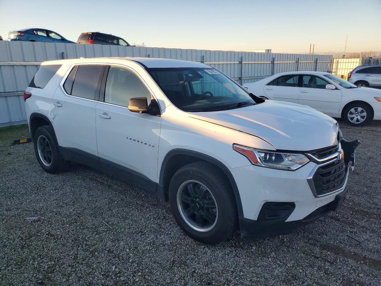 2021 Chevrolet Traverse Ls - zdjęcie 4