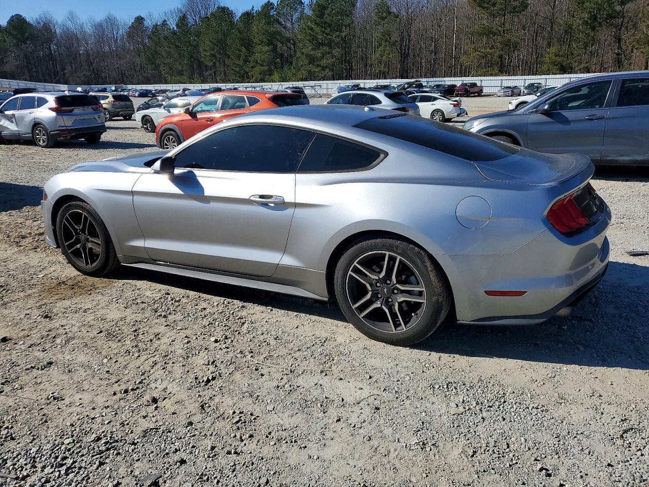 2020 Ford Mustang - zdjęcie 2