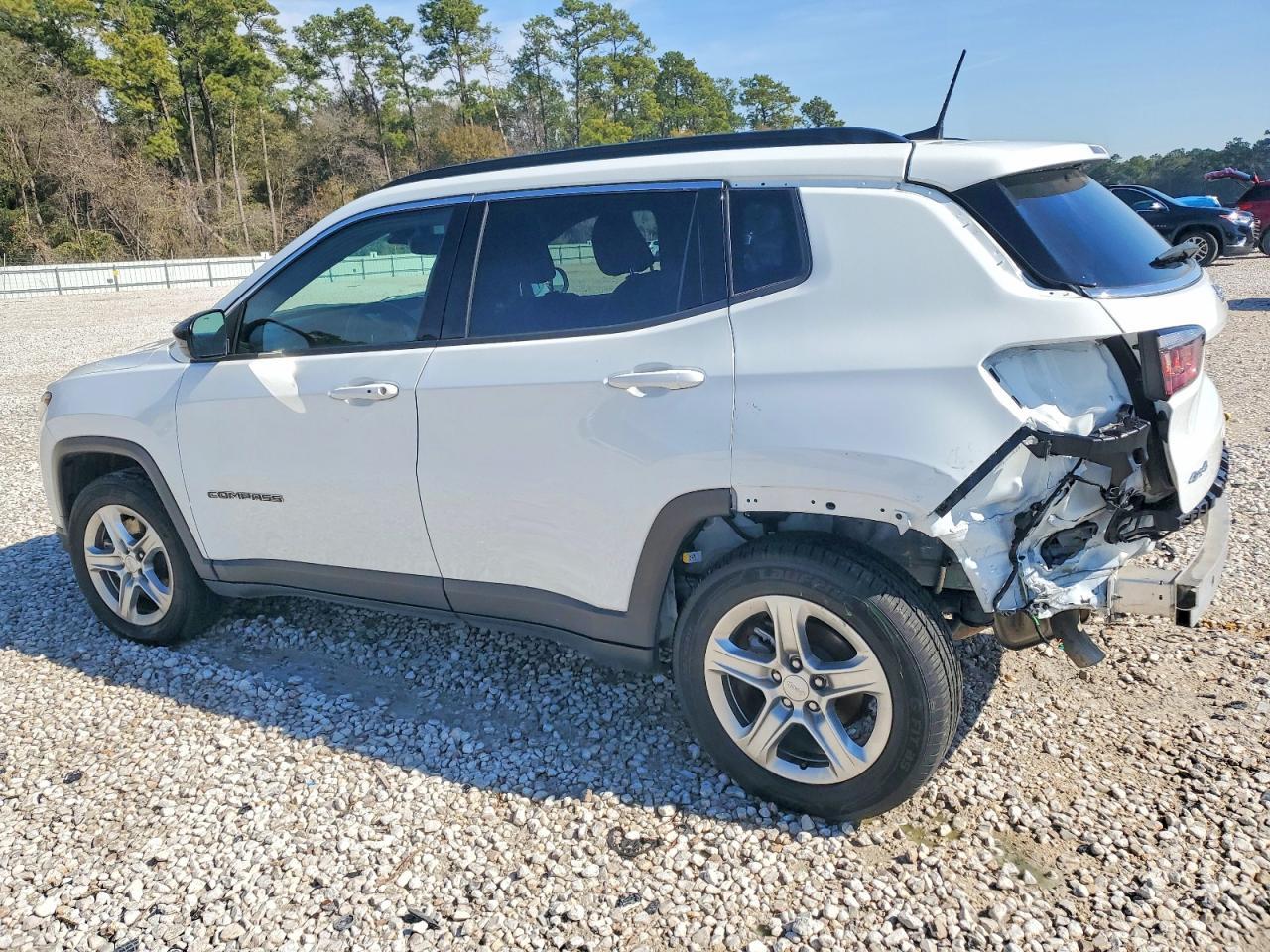 2023 Jeep Compass Latitude - zdjęcie 2