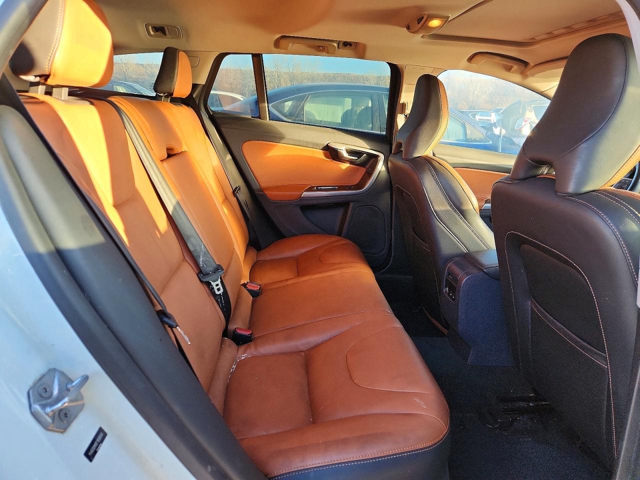 2015 Volvo V60 Cross Country Platinum - zdjęcie 11