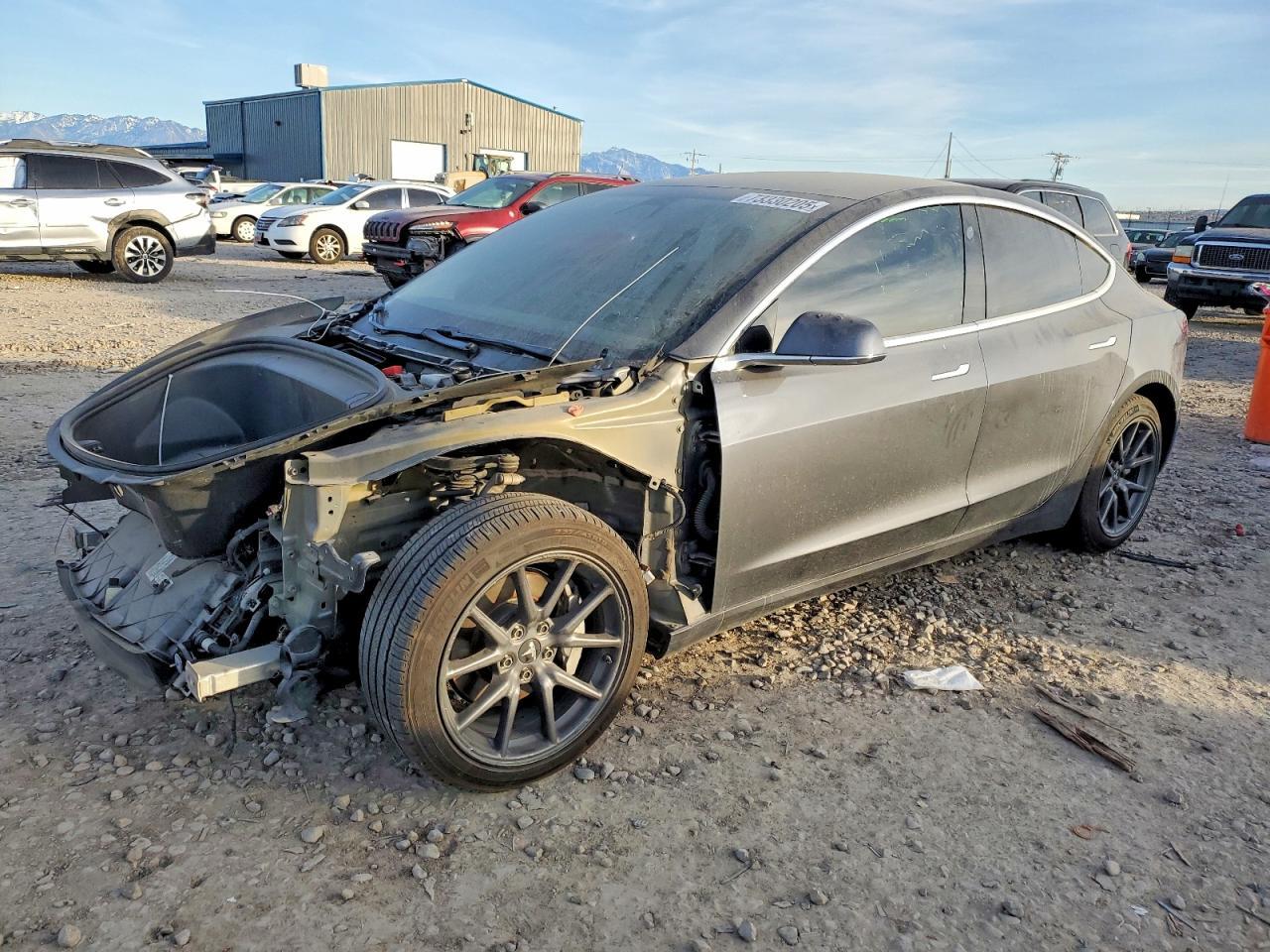 2019 Tesla Model 3 - zdjęcie główne
