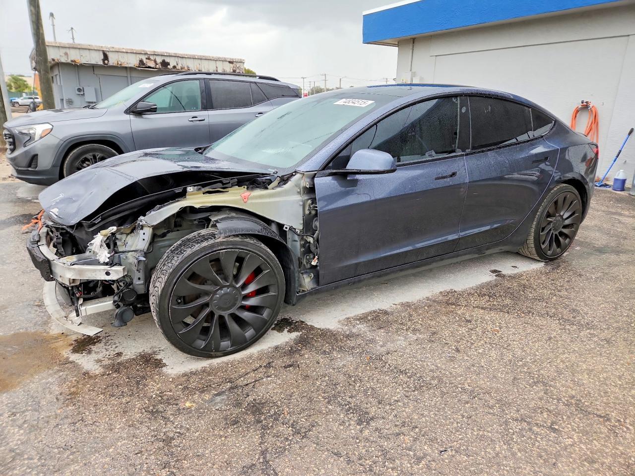 2022 Tesla Model 3 - zdjęcie główne