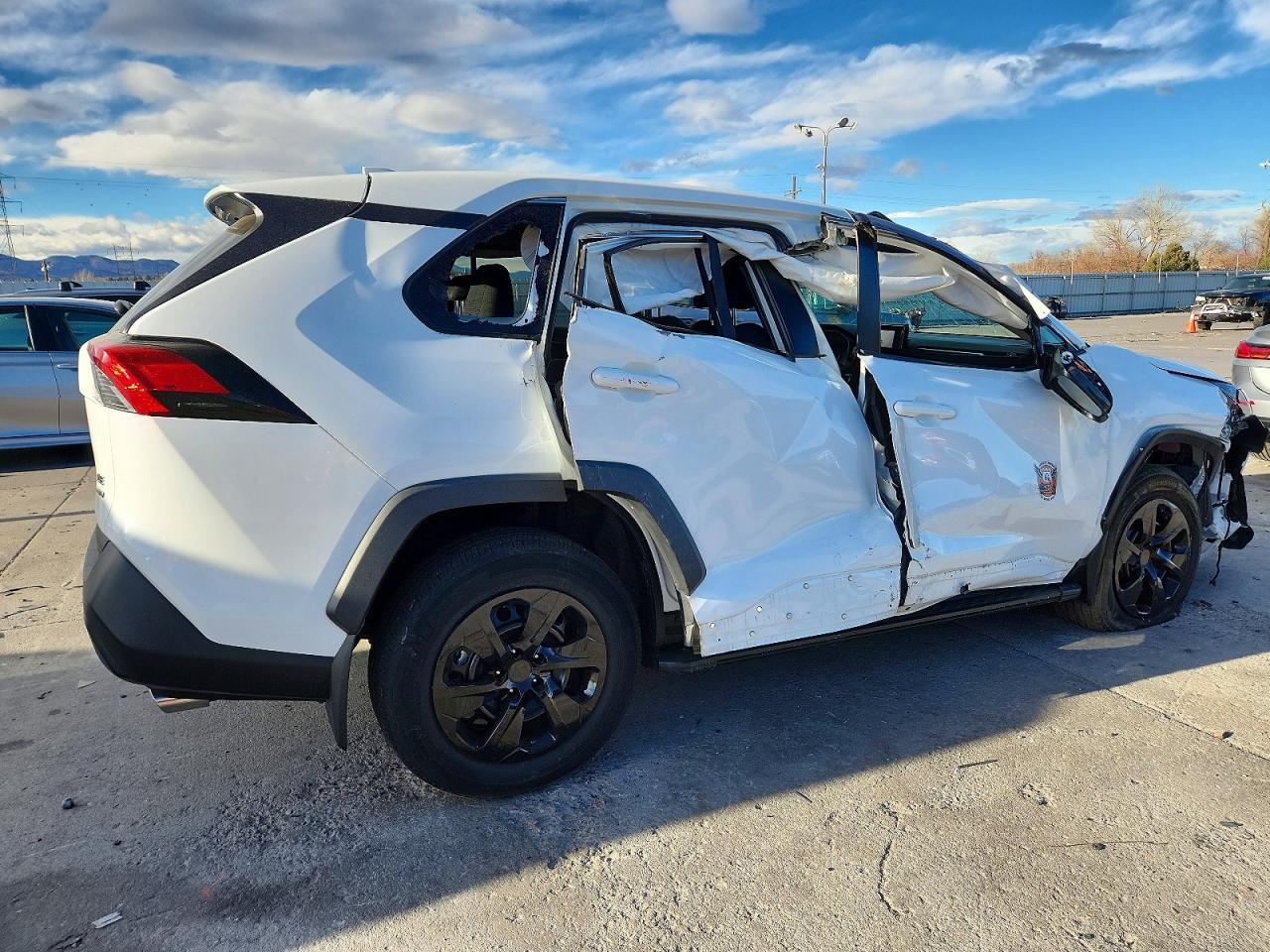 2022 Toyota Rav4 Le - zdjęcie 3