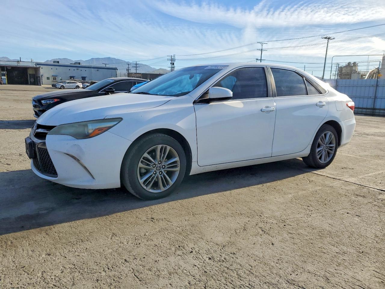 2015 Toyota Camry Le - zdjęcie główne