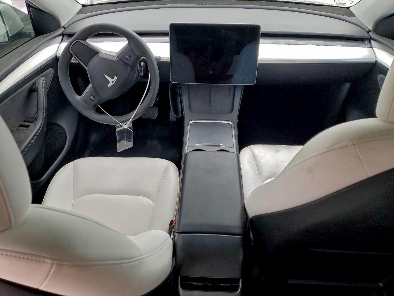 2025 Tesla Model Y - zdjęcie 8