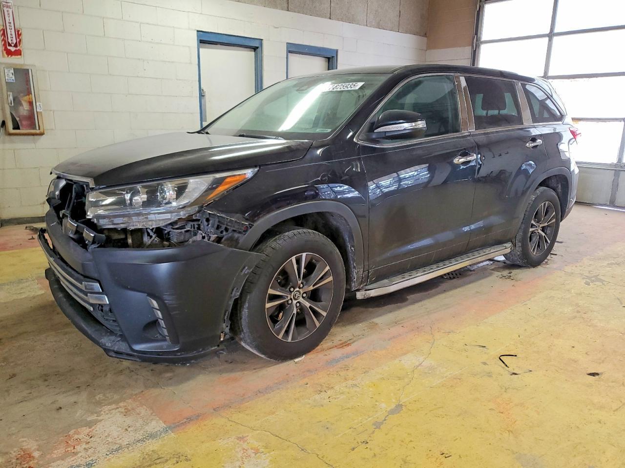 2017 Toyota Highlander Le - zdjęcie główne