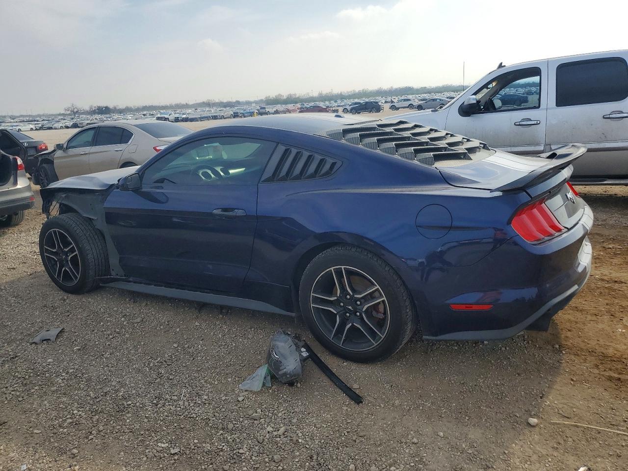 2020 Ford Mustang - zdjęcie 2