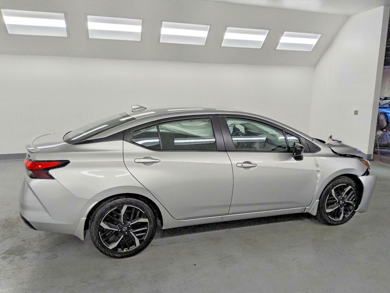 2025 Nissan Versa Sr - zdjęcie 3