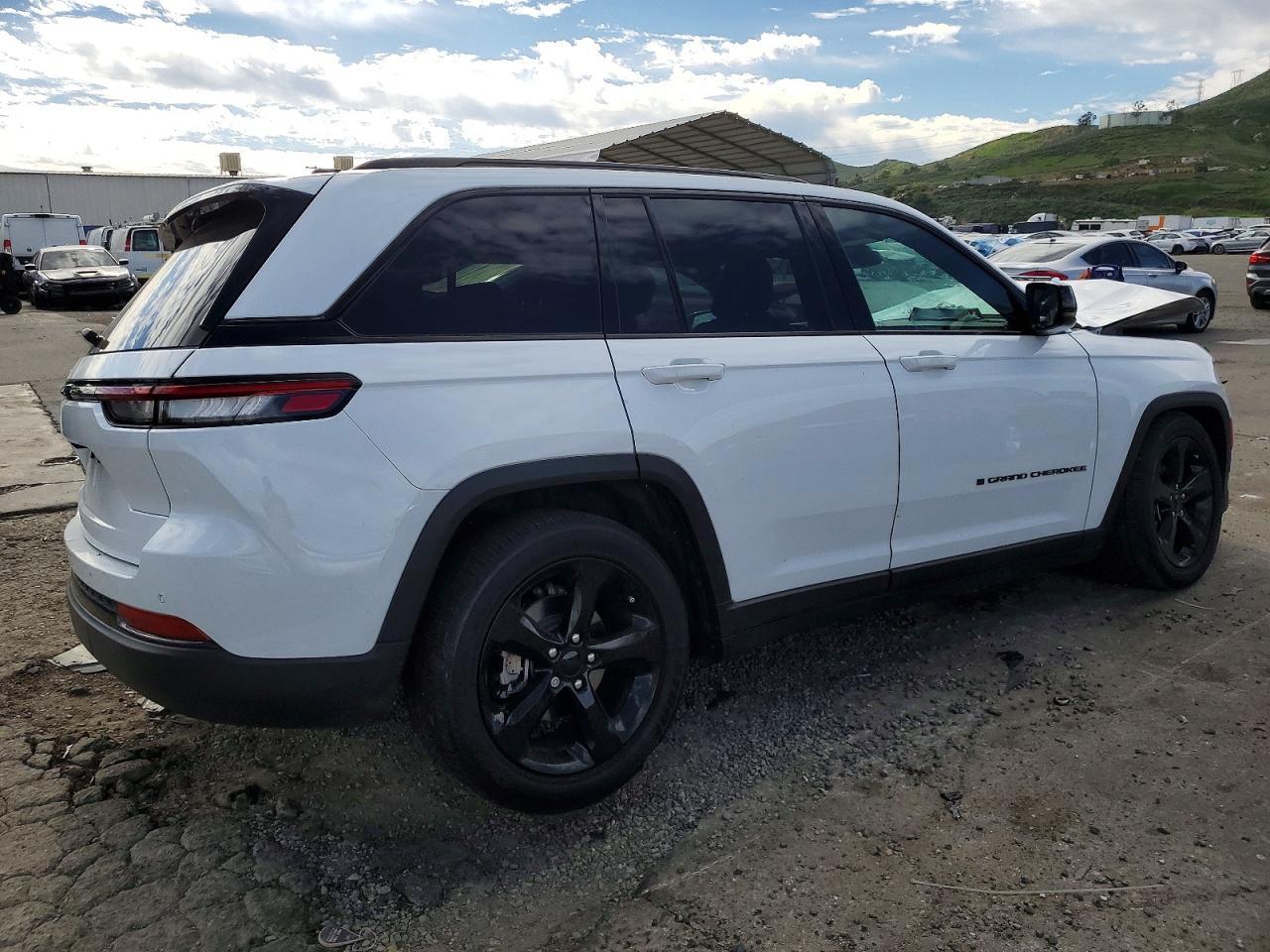 2025 Jeep Grand Cherokee Laredo - zdjęcie 3