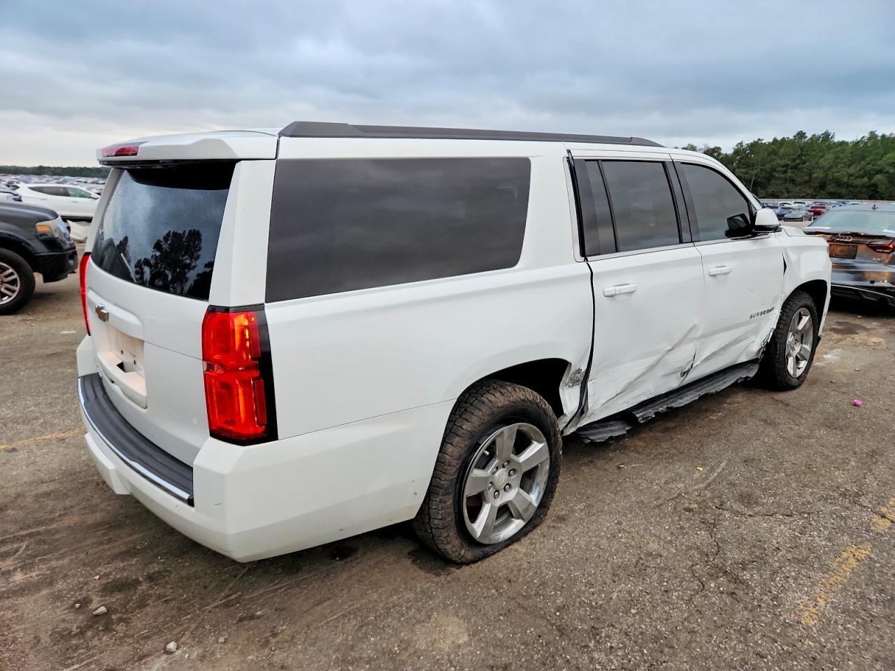 2018 Chevrolet Suburban C1500 Lt - zdjęcie 3