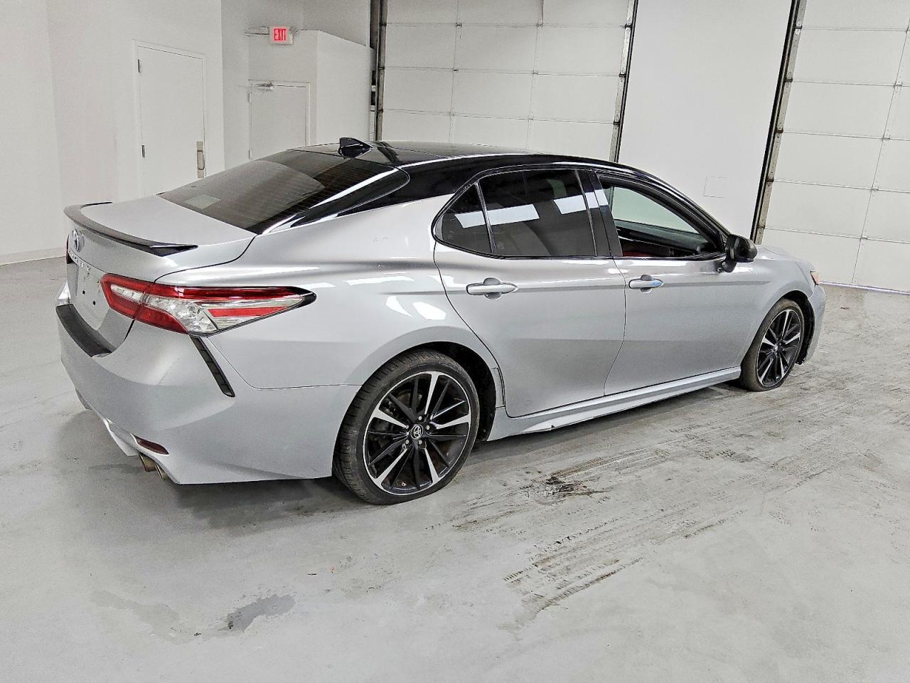 2019 Toyota Camry Xse - zdjęcie 3