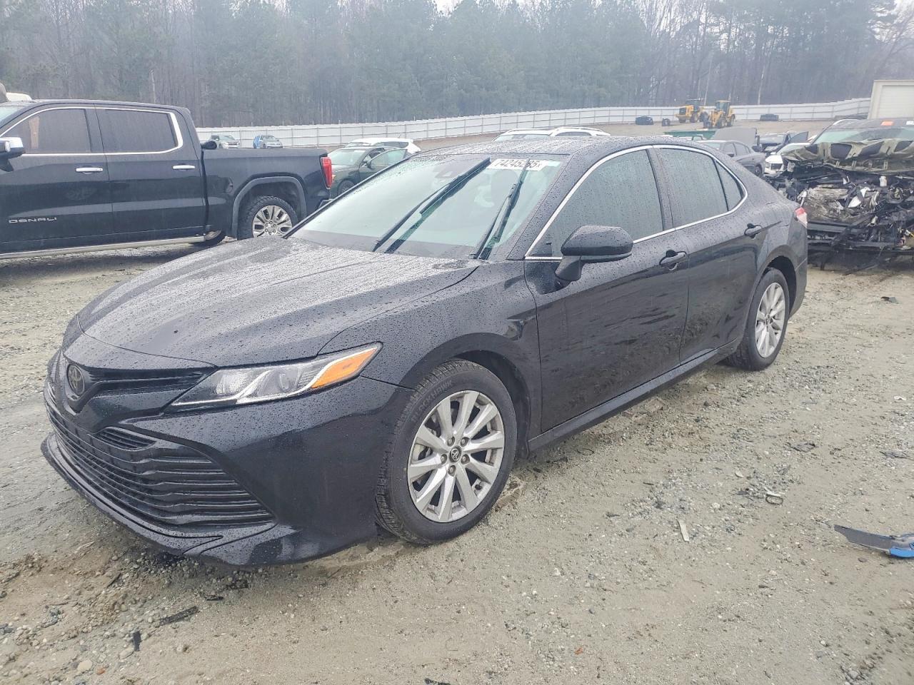 2020 Toyota Camry Le - zdjęcie główne