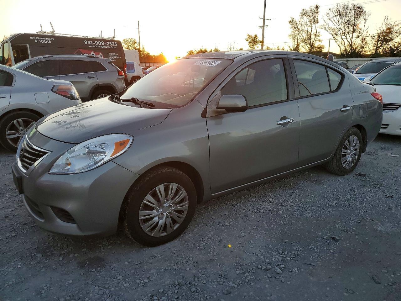 2014 Nissan Versa S - zdjęcie główne