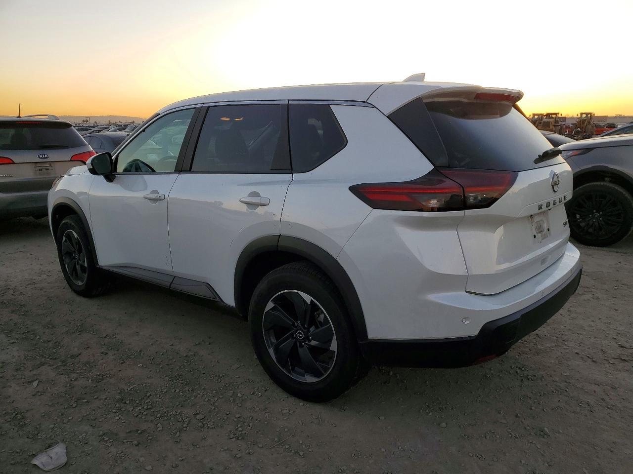 2024 Nissan Rogue Sv - zdjęcie 2
