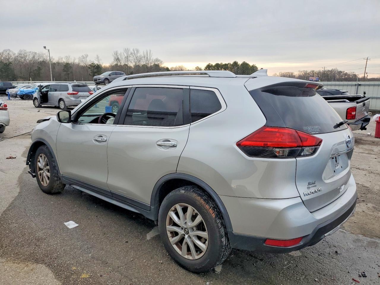 2017 Nissan Rogue - zdjęcie 2