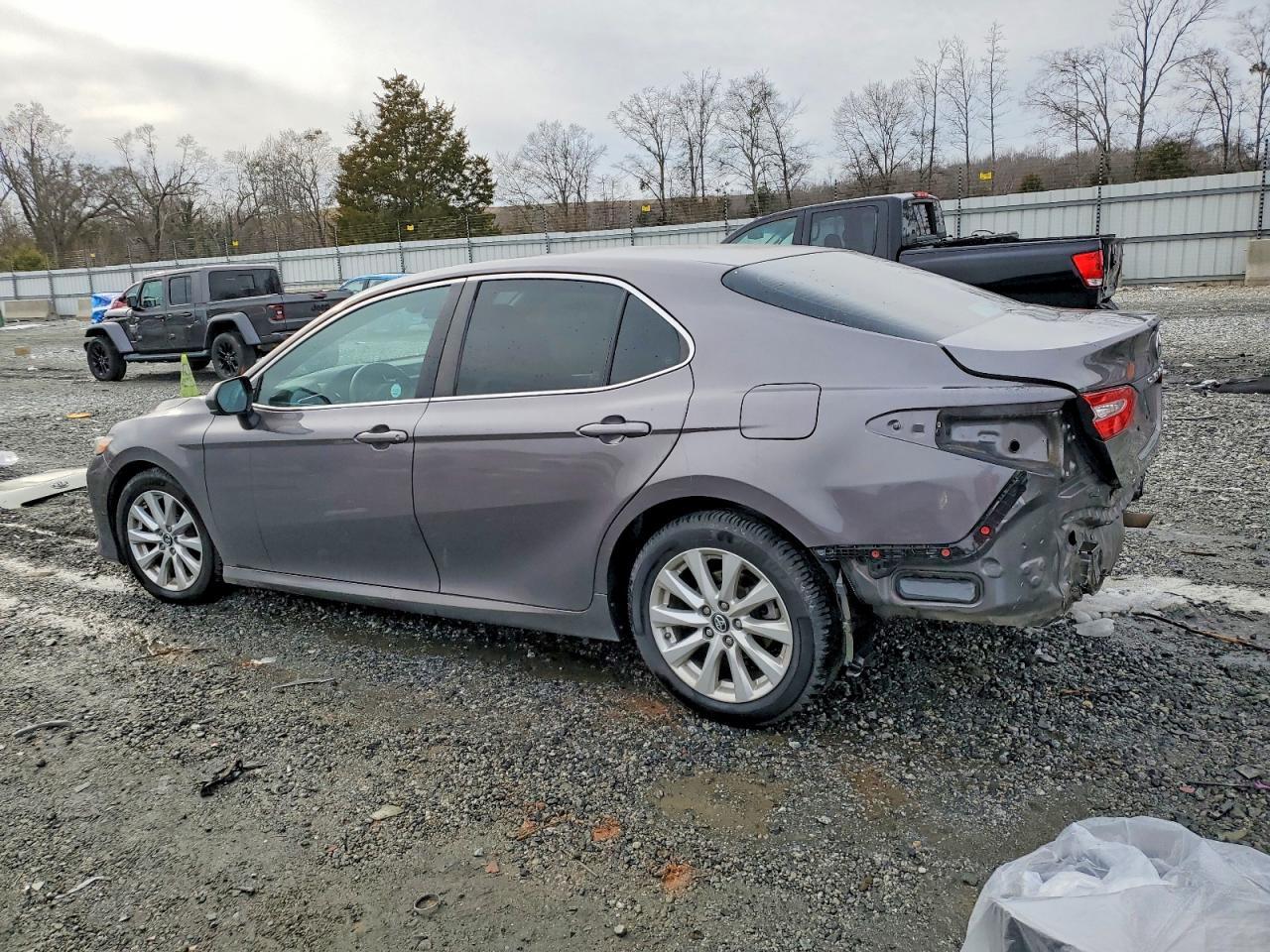 2018 Toyota Camry Le - zdjęcie 2