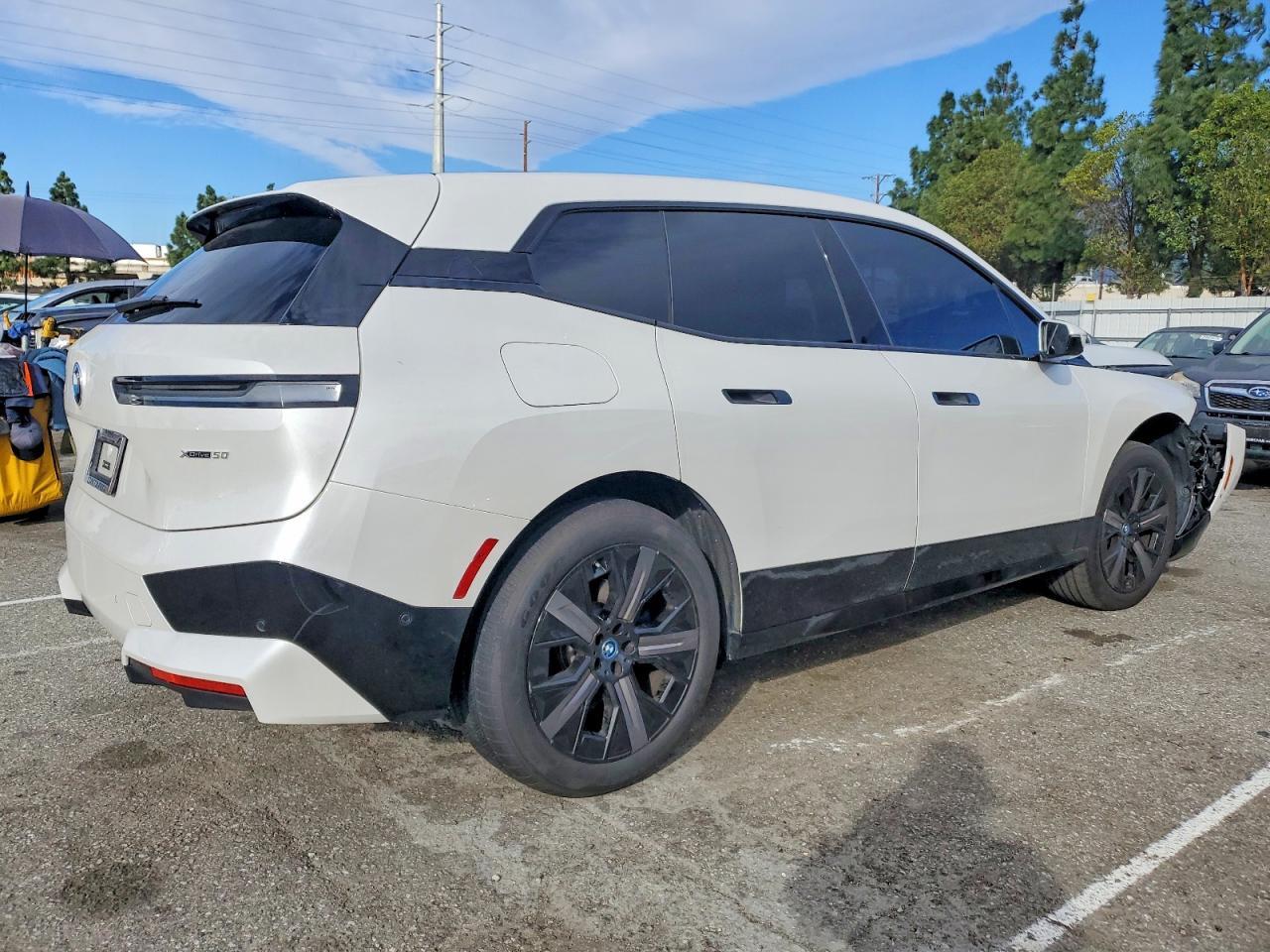2025 BMW Ix xDrive50 - zdjęcie 3