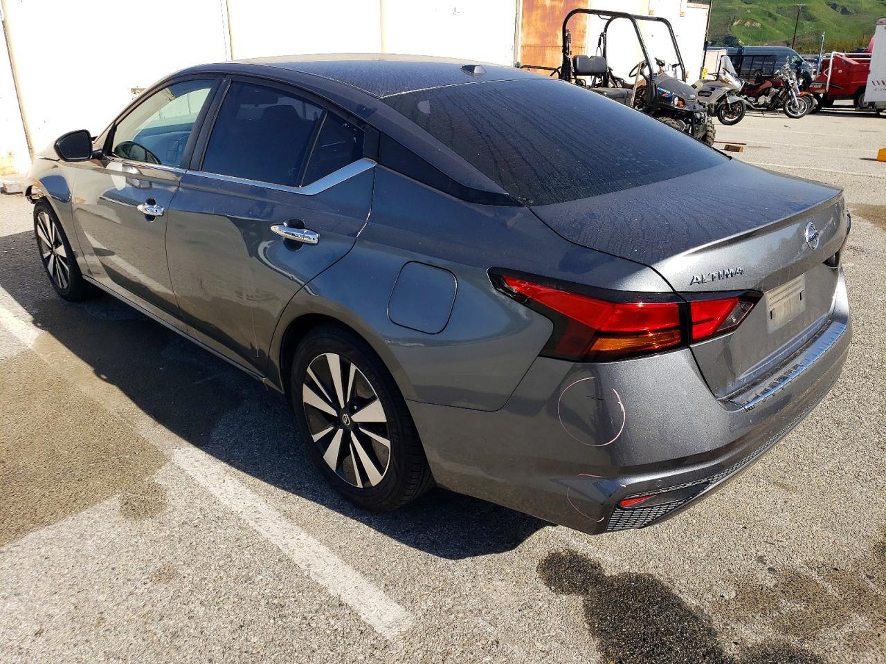 Nissan Altima - zdjęcie 2