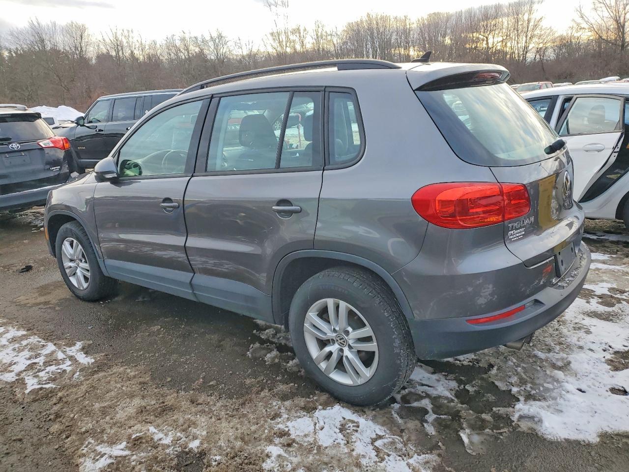 2015 Volkswagen Tiguan S - zdjęcie 2
