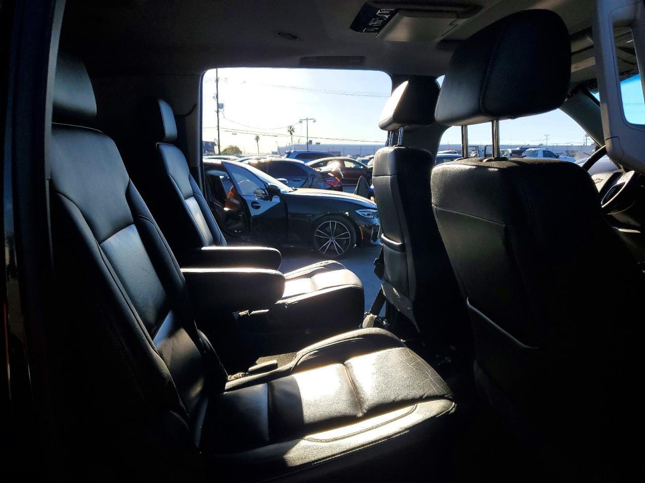 2019 Chevrolet Suburban C1500 Lt - zdjęcie 11