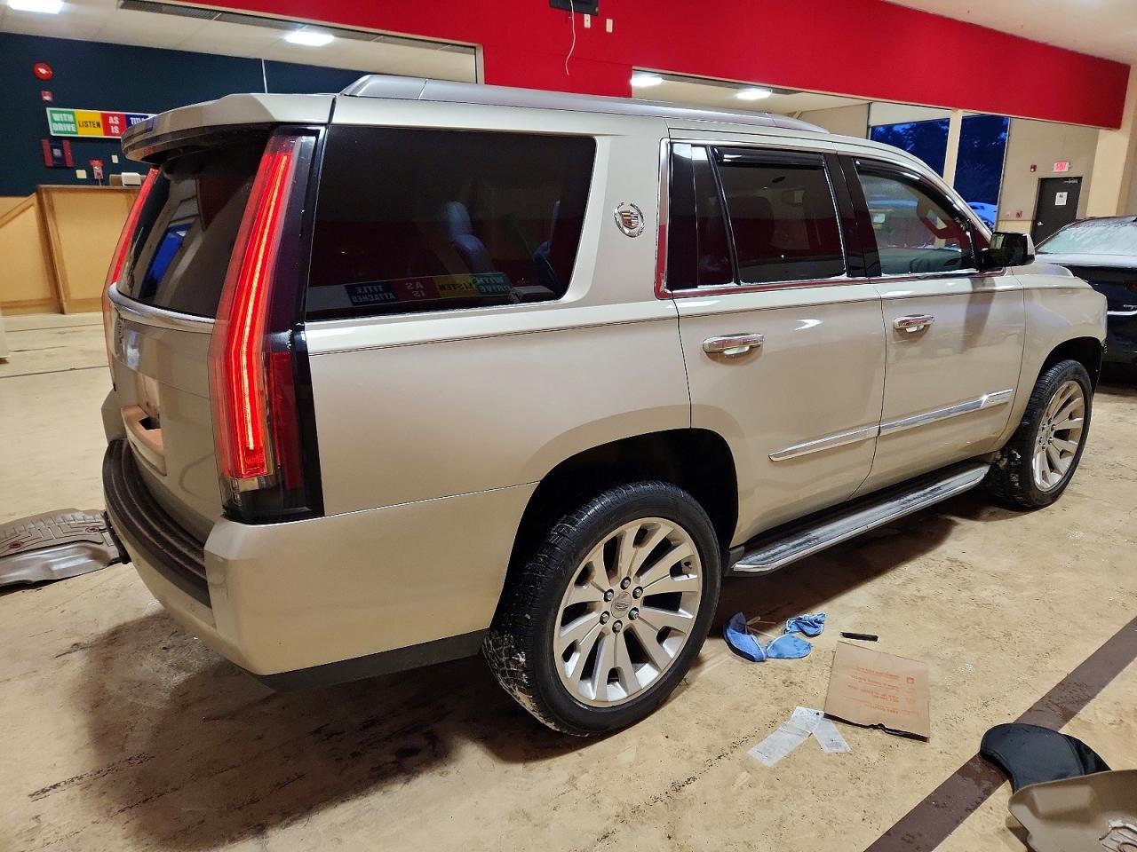 2015 Cadillac Escalade Luxury - zdjęcie 3