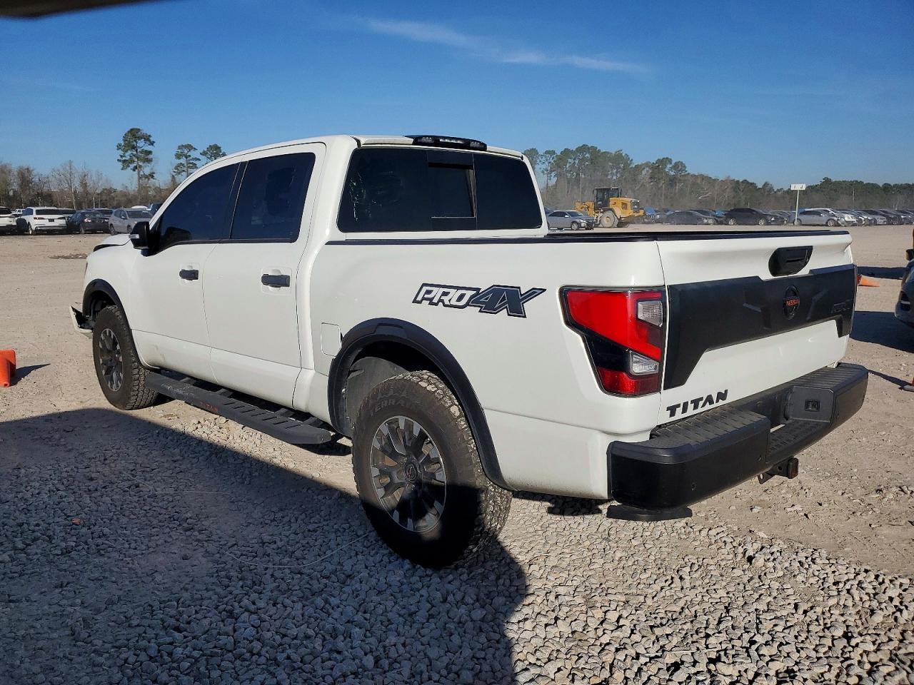 2021 Nissan Titan Sv - zdjęcie 2