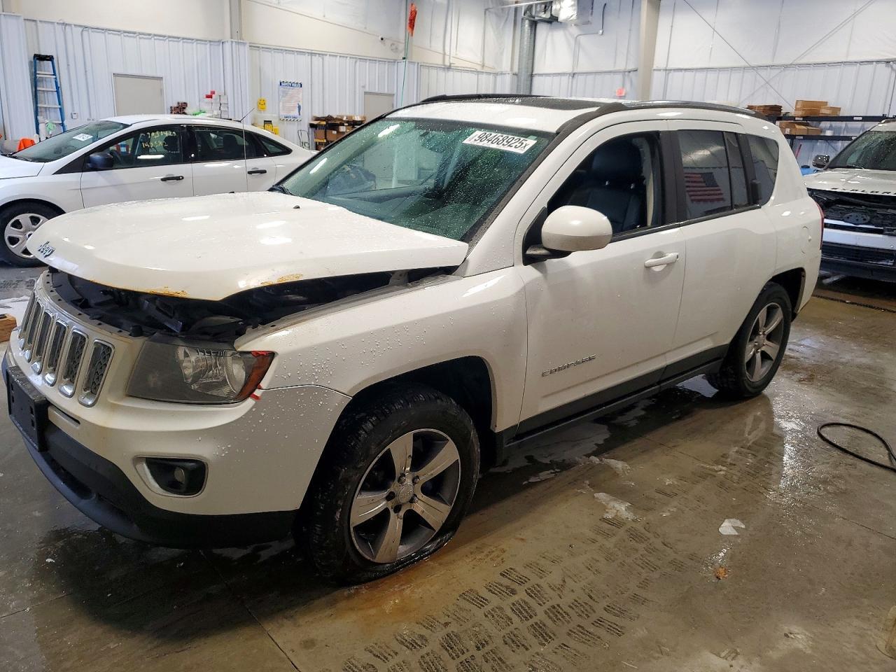 2016 Jeep Compass Latitude - zdjęcie główne