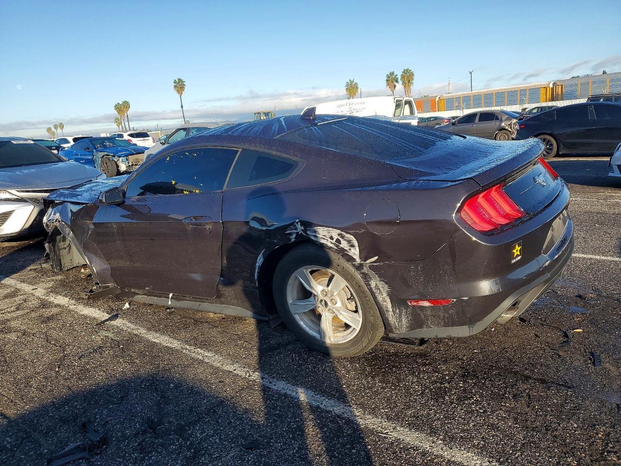 2022 Ford Mustang - zdjęcie 2
