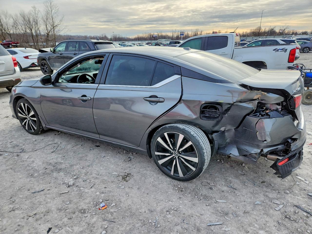2022 Nissan Altima Sr - zdjęcie 2