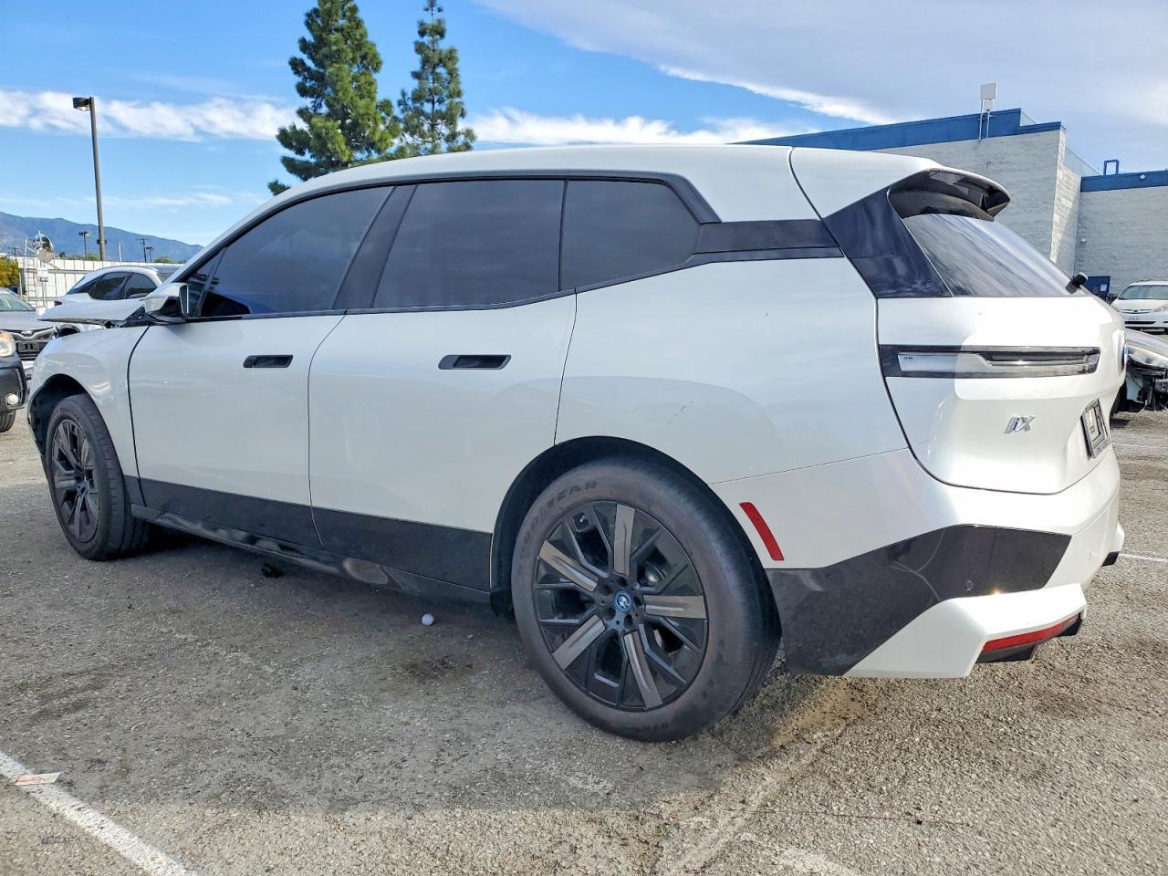 2025 BMW Ix xDrive50 - zdjęcie 2