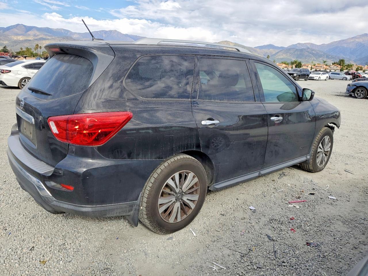 2017 Nissan Pathfinder S - zdjęcie 3