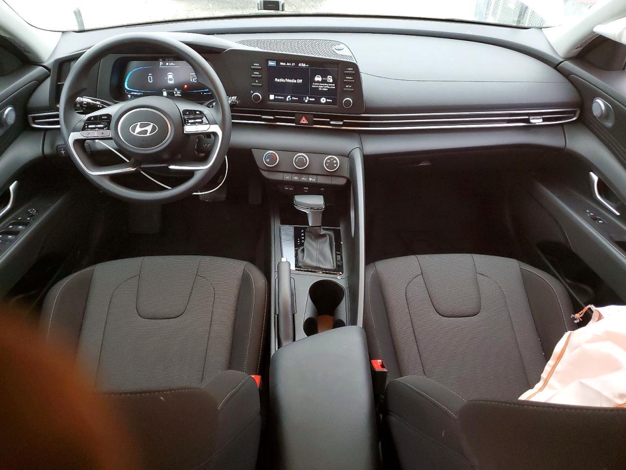 2025 Hyundai Elantra Se - zdjęcie 9