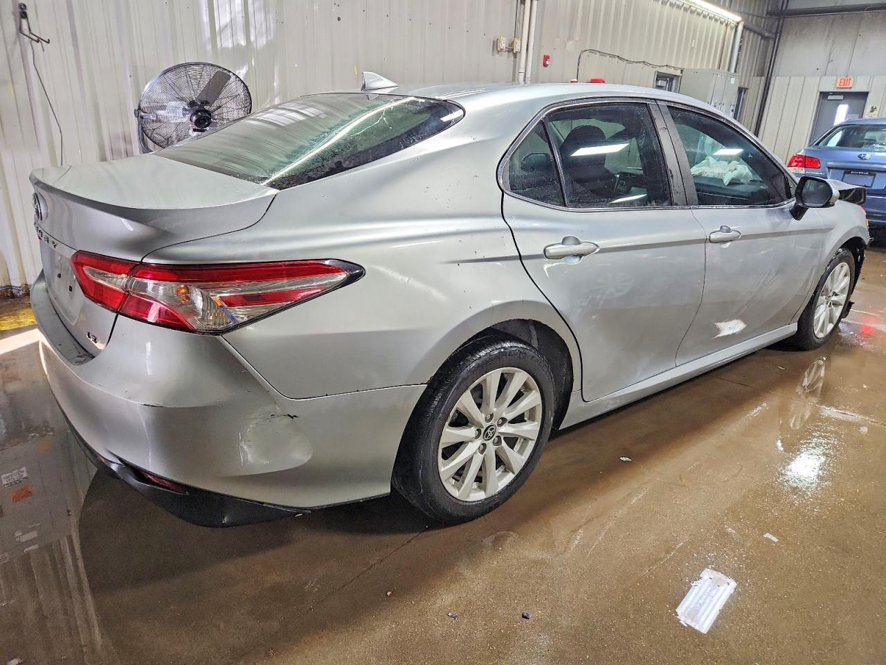 2020 Toyota Camry Le - zdjęcie 3