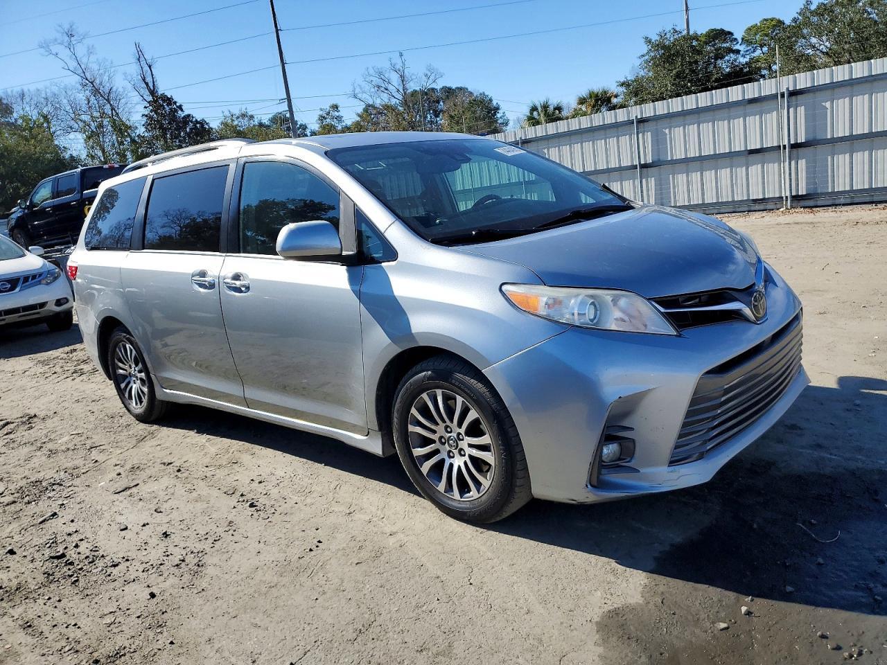 2019 Toyota Sienna Xle - zdjęcie 4