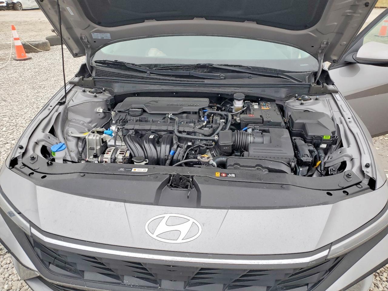 2025 Hyundai Elantra Se - zdjęcie 12