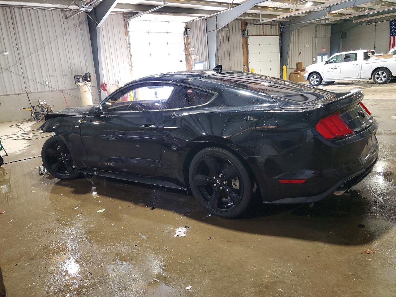 2021 Ford Mustang - zdjęcie 2