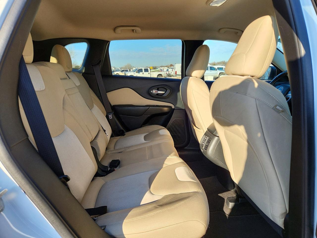 2015 Jeep Cherokee Sport - zdjęcie 11