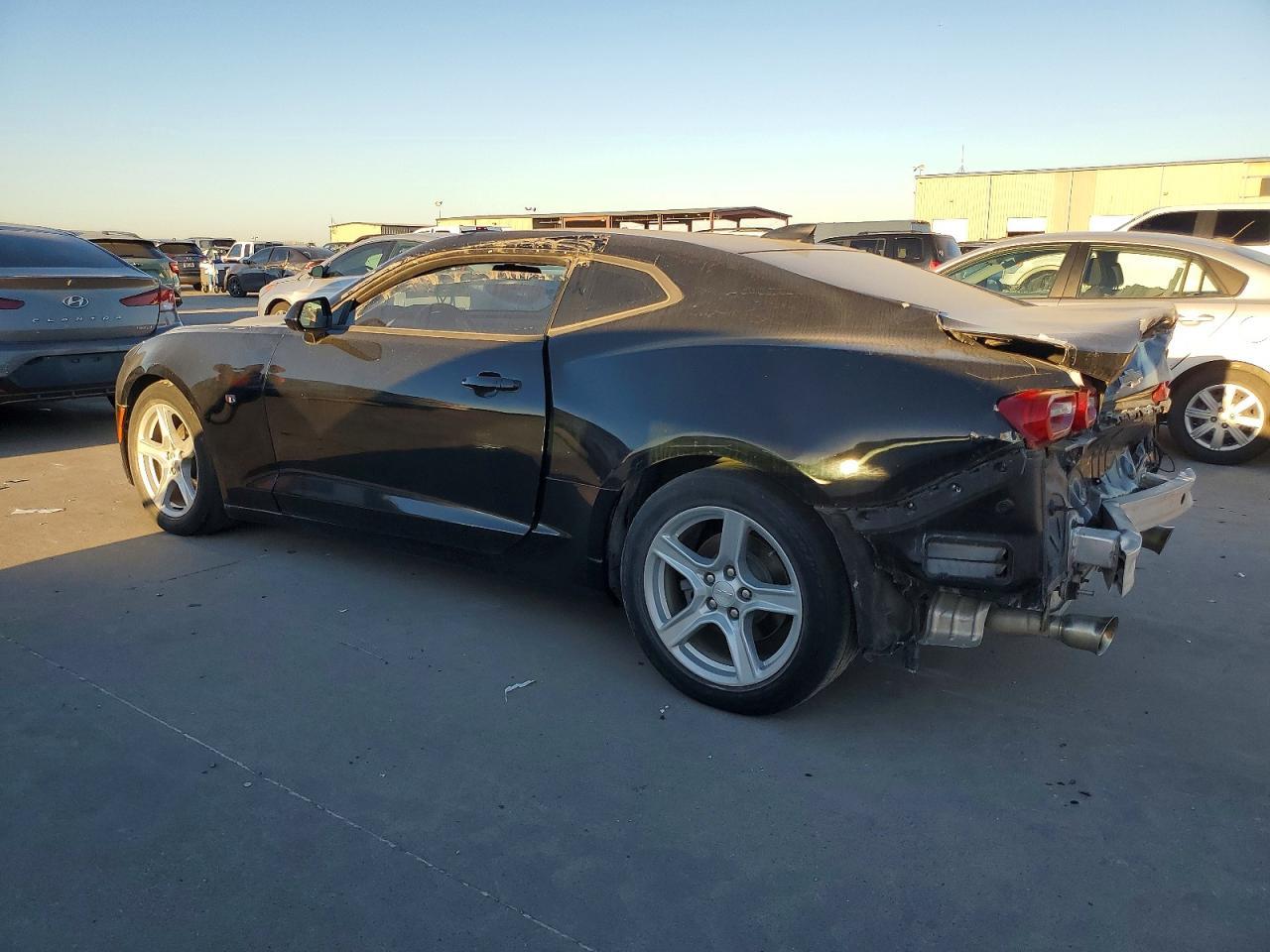 2022 Chevrolet Camaro Ls - zdjęcie 2