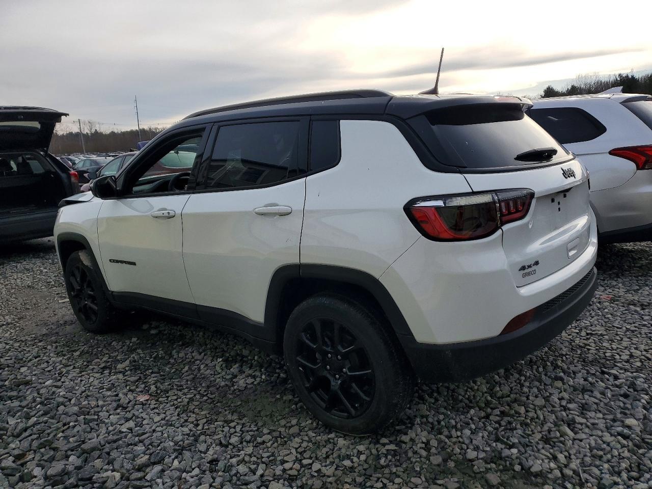 2024 Jeep Compass Latitude - zdjęcie 2