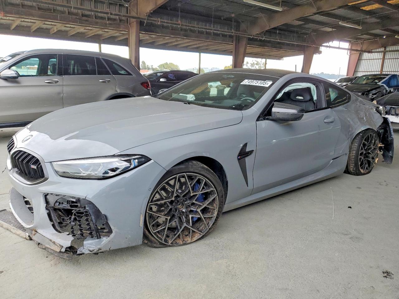 2022 BMW M8 - zdjęcie główne