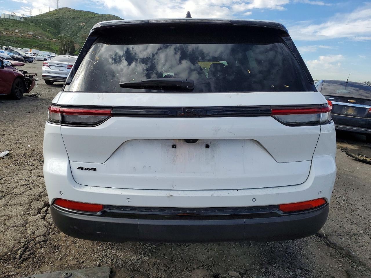 2025 Jeep Grand Cherokee Laredo - zdjęcie 6