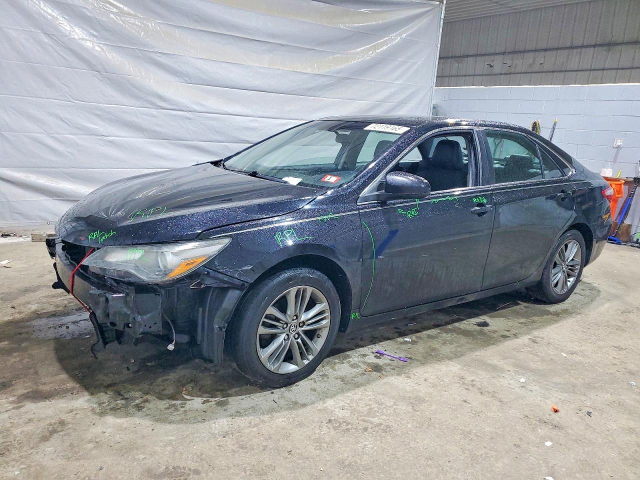 2015 Toyota Camry Le - zdjęcie główne