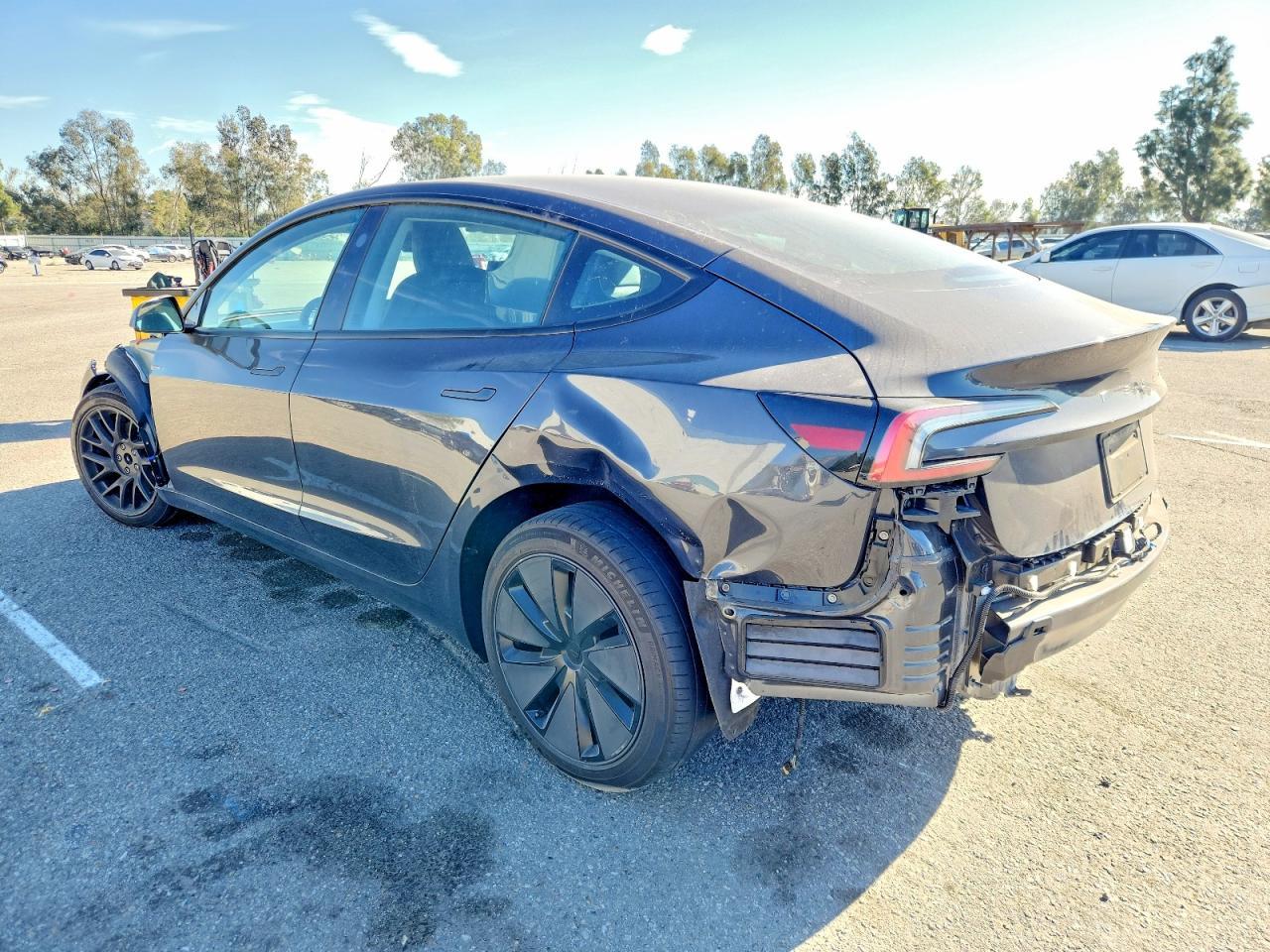 2025 Tesla Model 3 - zdjęcie 2